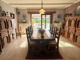 Vrijstaande woning met 3 slaapkamers, ruime werk-/opslagruimte van 228 m² en veel parkeermogelijkheden in SinaaiWonen, werken en ondernemen op één locatie? Deze veelzijdige eigendom in de Weimanstraat 20 te Sinaai biedt een bijzonder interessante combinatie van comfortabel wonen en een ruime professionele werk- en opslagruimte.De woning beschikt over een ruime leefruimte en een praktische keuken met zicht op de tuin. Verder zijn er momenteel 3 slaapkamers, een badkamer (met douche, lavabo en tweede toilet), een bureau en een extra kamer die eventueel ook kan dienen als vierde slaapkamer. Een apart gastentoilet is ook aanwezig op de benedenverdieping, extra handig als je je klanten thuis ontvangt en toch graag je privacy wil behouden.Ook buiten heeft deze eigendom heel wat te bieden. U geniet er van een zonnige tuin met terras, ideaal om na een drukke werkdag tot rust te komen.De absolute troef van deze eigendom bevindt zich achteraan. Naast de inpandige garage beschikt het pand over een zeer ruime magazijnruimte van maar liefst 228 m².Deze ruimte wordt momenteel gebruikt voor het stallen van machines, maar biedt dankzij haar omvang veel mogelijkheden.Hierdoor is de eigendom bijzonder interessant voor zelfstandigen en ondernemers die hun woning graag willen combineren met hun professionele activiteiten. Onder meer voor wie actief is in de bouw, tuinbouw, aannemerij, onderhoud of aanverwante sectoren kan de combinatie van wonen, werkruimte, opslag en parkeermogelijkheden een belangrijke meerwaarde betekenen.Deze woning onderscheidt zich door haar ruimte, veelzijdigheid en uitstekende combinatie van wonen en werken. Een ideale opportuniteit voor wie op zoek is naar een ruime gezinswoning én voldoende professionele ruimte op één en dezelfde locatie.Kom je deze woning en opslagruimte graag zelf ontdekken?Neem dan contact op met Eberhard Vastgoed via 03 779 69 29 of contact@eberhardvastgoed.be en plan vandaag nog uw bezoek.