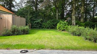 <strong>LAATSTE WONING<br />In domein "Op Hoop van Zegen" een vrijstaande nieuwbouwwoning op ca. 538 m² grond.</strong><br /><br />Gelegen aan de <strong>Lage Kaart 452</strong> in het begeerde <strong>Brasschaat</strong>, biedt dit woonproject, in de eindfase, een unieke combinatie van <strong>rust </strong>en <strong>bereikbaarheid</strong>. De <strong>groene, residentiële omgeving</strong> staat bekend om haar <strong>uitstekende voorzieningen</strong>, nabijheid van <strong>scholen</strong>, <strong>sportclubs </strong>en <strong>winkels</strong>. Bovendien zorgen de <strong>vlotte verbindingen naar Antwerpen </strong>en omliggende gemeenten ervoor dat het stadsleven binnen handbereik blijft, terwijl men geniet van de serene woonomgeving.<br /><br />Achteraan het terrein, verscholen achter een elegante houten poort, worden er <strong>drie luxueuze nieuwbouwwoningen</strong> gerealiseerd die <strong>modern design </strong>en <strong>duurzaamheid </strong>ademen. Elke woning biedt maximale privacy, ruimte en een perfecte integratie in het<strong> groene landschap</strong>. <br /><br /><strong>Voorziene indeling:<br /><br />De gelijkvloerse verdieping:<br /></strong>- Een <strong>inkom </strong>met <strong>gastentoilet </strong>met handenwasser en vestiaire<br />- Een ruime <strong>leef -en eetruimte</strong> met <strong>grote raampartijen</strong> en toegang naar het <strong>terras </strong>en de <strong>tuin</strong><br />- Een<strong> open keuken</strong> met <strong>keukeneiland </strong>en uitgerust met alle comfort en inbouwtoestellen<br />- Een <strong></strong>functioneel <strong>bureau<br /></strong>- Een <strong>praktische berging</strong> met de nodige aansluitingen <br /><br /><strong>De eerste verdieping:<br /></strong>- Een nachthal met <strong>nachttoilet </strong>met <strong>berging</strong> met aansluiting voor wasapparatuur<br />- Een <strong>hoofdslaapkamer </strong>met <strong>ensuite badkamer </strong>met dubbele lavabo, inloopdouche, ligbad en afzonderlijk toilet<br />- Een <strong>tweede </strong>en <strong>derde slaapkamer </strong>met aangrenzende <strong>douchekamer</strong>, met lavabo en inloopdouche<br /><br /><strong>Algemeen: </strong><br />- <strong>Fietsenberging </strong>voorzien naast de woning<br />- <strong>Privatieve oprit met 2 autostaanplaatsen</strong> <br />- <strong>Duurzaamheid </strong>staat centraal: <strong>warmtepomp</strong>, <strong>vloerverwarming</strong>,<strong> ventilatiesysteem D, zonnepanelen en groendaken<br /></strong>- Een gegarandeerd <strong>E-peil 10<br /></strong>- Verkoop onder <strong>21% BTW en registratierechten </strong>(12% of verlaagd tarief van 2% bij enige eigen woning)<br />
<p>Dit<strong> uitzonderlijke woonproject</strong> biedt een <strong>unieke kans </strong>om te wonen in een <strong>historische setting </strong>met het <strong>comfort </strong>van <strong>moderne architectuur</strong>. Ontdek deze unieke woningen en ervaar de <strong>perfecte balans tussen authenticiteit, luxe en duurzaamheid.</strong></p>
<strong><br />Kom graag ter plaatse kijken!<br /></strong>