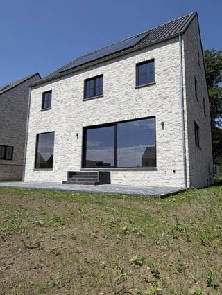 Instapklare, energiezuinige villa in rustige groene omgeving<br /><br />Bent u op zoek naar een moderne, instapklare woning waar u enkel nog hoeft te verhuizen?<br />Deze prachtige nieuwbouwwoning combineert hedendaags wooncomfort met een rustige, groene ligging — ideaal voor gezinnen of koppels die ruimte en rust waarderen.<br /><br />Belangrijkste troeven:<br /><br />5 slaapkamers, waarvan 1 master-bedroom met doorloopdressing en eigen badkamer.<br /><br />Moderne keuken uitgerust met alle nodige toestellen<br /><br />Stijlvolle badkamer met inloopdouche en wastafel<br /><br />Lichtrijke leefruimte met zicht op de tuin<br /><br />Energiezuinig dankzij zonnepanelen en uitstekende isolatie<br /><br />warmtepomp vailliant<br /><br />Oplaadpunt voor elektrische wagen<br /><br />Regenwaterput met recuperatiesysteem<br /><br />Volledig afgewerkt en instapklaar<br /><br />Rustige, groene omgeving met vlotte verbinding naar winkels, scholen en openbaar vervoer<br /><br />Deze woning biedt een perfecte combinatie van comfort, stijl en duurzaamheid.<br />Verhuizen was nog nooit zo eenvoudig — gewoon intrekken en genieten!<br /><br />Geen onnodige voorschotten tijdens bouwwerken, je ziet en merkt meteen ter plaatse wat je aankoop omvat!<br /><br />📞 Rechtstreeks te koop van de eigenaar – geen makelaarskosten.