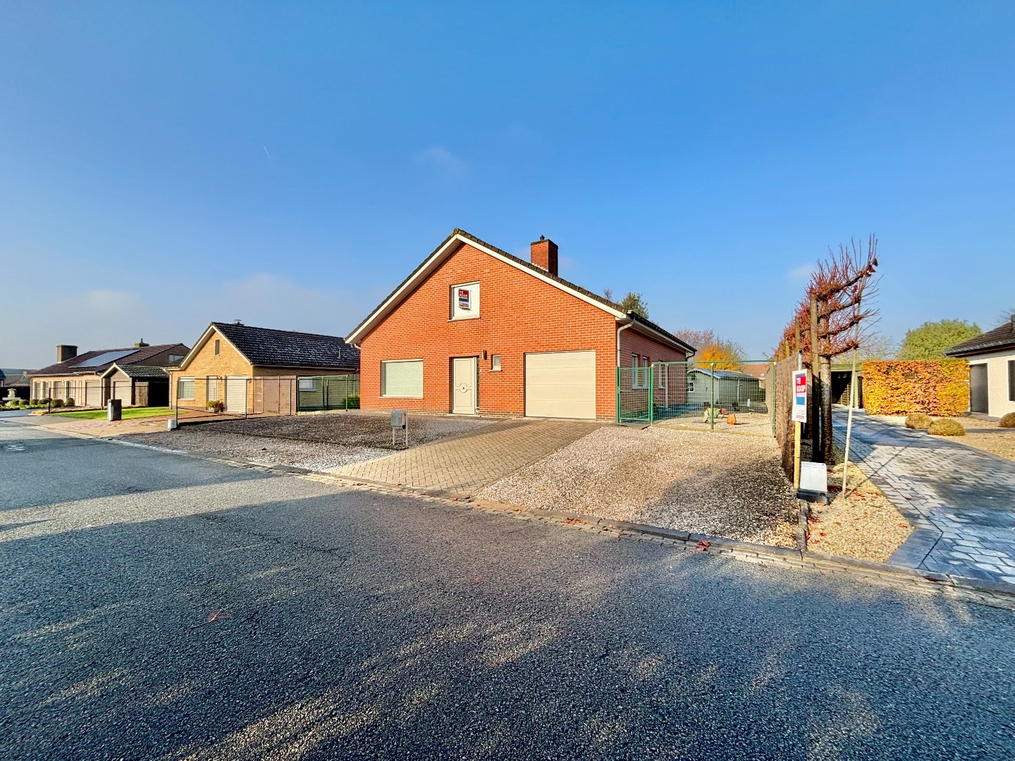 ALLEENSTAANDE VILLA OP 700M² IN EEN RUSTIGE WIJK MET 4SLPKS, GARAGE VOOR 2 WAGENS EN RUIME TUIN - foto 4
