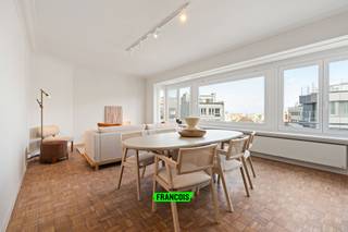 Gelegen te midden de Belle Epoquewijk treffen we dit volledig gerenoveerd drieslaapkamerappartement aan. In de omgeving heeft u talrijke buurtwinkels alsook een vlotte verbinding naar het centrum. Op wandelafstand is er het strand maar evenzeer het Maria-Hendrikapark. <br /><br />Het appartement werd recent (2026) volledig onder handen genomen en dat levert dit fraaie resultaat op. Er is gewerkt met hoogwaardige materialen, zoals een parketvloer, inbouwkasten, moderne keuken, … <br /><br />De ruime leefkamer heeft een open structuur waardoor er een optimale lichtinval is doorheen de dag. U heeft hier een eet-en leefgedeelte, met aansluitend de moderne keuken. <br /><br />Achteraan het appartement zijn er liefst drie ruime slaapkamers. Met een bewoonbaar oppervlak van zo’n 115m² betreft het hier een uitermate ruim pand. <br /><br />Verder is er hier nog de nieuwe badkamer met brede inloopdouche, lavabo en handdoekradiator. <br /><br />Het terras bekleedt de gehele breedte van de achtergevel waardoor u een grote buitenruimte heeft. <br /><br />Tot slot is er nog een handige kelderberging. <br /><br />Bent u op zoek naar een interessante uitvalsbasis aan de kust? Zowel voor vaste bewoning als tweede verblijf heeft dit pand heel wat te bieden!<br /><br />Aarzel dus niet en neem contact op voor meer info of een afspraak. <br /><br />