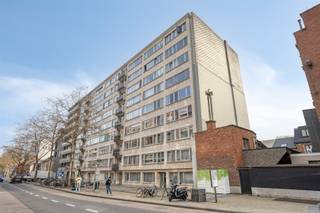 Midden in het historisch centrum van Leuven, vlakbij het park den Bruul, Gasthuisberg en alle belangrijke invalswegen, zijn wij verheugd,...