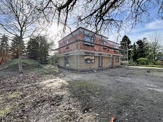 Kies voor modern, energiezuinig en zorgeloos wonen nabij centrum Wetteren.LIGGINGIn een rustige doodlopende straat, nabij de Markt en het gezellige...