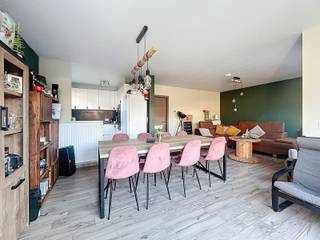 <strong><span>Moderne Nieuwbouwwoning met 3 SLPK, Garage én Tuin!<br /><br /></span>BEZOEKDAG ZATERDAG 11/4!</strong><br /><br />Deze <strong>moderne halfopen bebouwing</strong>, gelegen in de <strong>rustige en groene omgeving van Burst</strong>, een deelgemeente van Erpe-Mere, biedt de ideale thuis voor wie op zoek is naar comfort en rust, zonder in te boeten op moderne voorzieningen.<br /><br />Wat deze woning te bieden heeft:<br /><br /><strong>Lichtrijke Leefruimte</strong>: De <strong>grote ramen</strong> zorgen voor <strong>een overvloed aan natuurlijk licht</strong> en een prachtig uitzicht op de goed onderhouden tuin.<br /><br /><strong>Open Keuken</strong>: De volledig geïnstalleerde, nieuwe keuken biedt alles wat je nodig hebt!<br /><br /><strong>Gelijkvloers</strong>: De woning beschikt over <strong>een inpandige garage</strong>, <strong>ruime berging met plaats voor wasmachine en droogkast </strong>én <strong>een apart toilet</strong>, waardoor het gelijkvloers heel praktisch is.<br /><br /><strong>Bovenverdieping</strong>: Hier vind je <strong>3 ruime slaapkamers</strong> die voldoende ruimte bieden voor het hele gezin. Daarnaast is er <strong>een polyvalente ruimte die ideaal kan dienen als bureau, hobbykamer of inloopdressing</strong>.<br /><br /><strong>Badkamer</strong>: De badkamer is uitgerust met <strong>een dubbele lavabo en een douche in bad</strong>, zodat je zowel van comfort als ontspanning kunt genieten. Ook op de bovenverdieping is er een apart toilet.<br /><br /><strong>Zolder</strong>: De <strong>ruime zolder (37,5 vierkante meter)</strong>, die <strong>momenteel bereikbaar is via een zolderluik</strong>, biedt tal van uitbreidingsmogelijkheden voor extra kamers of opslagruimte.<br /><br /><strong>Buitenruimte</strong>:<br /><br /><strong>Tuin en Terras</strong>: De woning beschikt over <strong>een mooie, grote tuin met een aangelegd terras</strong> waar je in alle rust kunt genieten van het buitenleven. Daarnaast is er <strong>een tuinberging voor extra opslagruimte</strong>.<br /><br /><strong>Staanplaats/Oprit</strong>: Aan de rechterzijde van de woning is een staanplaats/oprit, wat <strong>een</strong> <strong>praktische toegang tot de woning</strong> biedt via de zijkant.<br /><br /><strong>Energiezuinig</strong>:<br /><br />Dankzij de <strong>zonnepanelen en de zeer energiezuinige EPC</strong>, geniet je van lage energiekosten en een groenere voetafdruk.<br />Deze woning is <strong>een perfecte combinatie van rust, ruimte en energie-efficiëntie</strong>. <br /><br />Voor meer info en/of een bezoek, contacteer uw vastgoedkantoor KURTIMMO via info@kurtimmo.be OF 0476/076993.