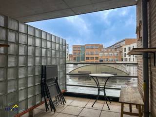 <p>Instapklaar appartement in het hart van Aalst.<br /><br />Dit centraal gelegen 1-slaapkamerappartement biedt alle comfort voor wie zorgeloos wil wonen.<span> <br /><br /></span>Via de inkomhal komt u binnen in het appartement, waar zich een praktische berging en de badkamer bevinden. De badkamer is uitgerust met een bad met douchefunctie, een lavabomeubel en een toilet.<br /><br />Verder beschikt het appartement over een ruime en lichtrijke leefruimte met aansluitend een open keuken.<span> </span><br /><br />De slaapkamer geeft rechtstreeks toegang tot het zuidgerichte terras, waar u in alle rust van de zon kan genieten.<br /><br /><strong>Mogelijkheid tot aankoop van een overdeke autostaanplaats<br /></strong>Als extra troef is er de mogelijkheid om een autostaanplaats aan te kopen zo beschikt het appartement over een overdekte en afgesloten autostaanplaats, wat parkeren bijzonder comfortabel maakt.<br /><br />Dankzij de uitstekende ligging bevindt u zich op wandelafstand van winkels, openbaar vervoer en andere voorzieningen.<br /><br />Neem zeker al eens een kijkje binnen via onze virtuele rondleiding!<br /><br />Kom je dit appartement graag zelf ontdekken? Voor meer informatie of een bezoek, contacteer ons via steffen@immotijl.be of 053 42 46 99.</p>