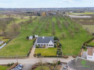<p><span>Deze statige villa in Wellen bevindt zich op een uitzonderlijk domein van ca. 3 ha 79 a met een ideale zuidoost-oriëntatie en een indrukwekkende straatbreedte van ca. 75 meter. Een zeldzame combinatie van ruimte, privacy en bereikbaarheid met openbaar vervoer op wandelafstand en de E313 op slechts 10 km.</span></p><p><span> </span></p><p><span>De woning, opgetrokken in 1965 met kwalitatieve materialen, straalt karakter en authenticiteit uit. Gelegen in woongebied met landelijk karakter biedt deze eigendom mooie perspectieven voor renovatie en uitbreidingsmogelijkheden.</span></p><p><span> </span></p><p><span>De doordachte indeling maakt comfortabel wonen op het gelijkvloers mogelijk met een lichtrijke leefruimte, keuken met bijkeuken, bureau of extra slaapkamer, twee volwaardige slaapkamers, badkamer en apart toilet. De verdieping biedt bijkomende kamers en voldoende zolderruimte. De woning is volledig onderkelderd met inpandige garage, aangevuld met een vrijstaande garage en tuinhuis.</span></p><p><span> </span></p><p><span>Dit uitgestrekte perceel vormt een droom voor paardenliefhebbers met mogelijkheden tot het aanleggen van een looppiste en het bouwen van stallen.</span></p><p><span> </span></p><p><span>Kortom een unieke eigendom met allure, ruimte en uitzonderlijk potentieel. </span></p><p><span> </span></p><p><span>Verkavelen tot meerdere bouwpercelen behoort hier ook tot de mogelijkheden.</span></p><p><span> </span></p><p><span>De vermelde bewoonbare oppervlakte is de netto-oppervlakte van de woning met uitzondering van de bijgebouwen.</span></p><p><span> </span></p>