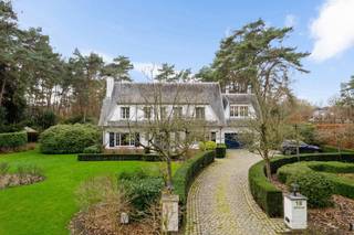 Te renoveren villa op ca. 3.246 m² gelegen in één van de mooiste en meest gegeerde lanen van SchildeDe woning biedt royale volumes, goede indeling,...