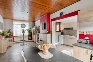 Deze charmante halfopen woning in Sint Jozef Olen biedt 3 ruime slaapkamers, omheinde tuin en een aangename veranda/tuinkamer. Extra bergruimte...