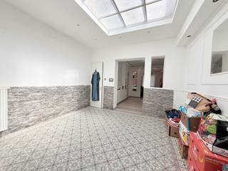 Cette maison est idéalement située à Mouscron. 
Beaucoup de potentiel : parfaitement entretenue, elle dispose de 3 chambres ainsi que d’une allée pratique et d’un jardin.

DISPOSITION : hall d’entrée, agréable espace de vie, coin salon supplémentaire, cuisine équipée avec espace petit-déjeuner.
3 chambres et salle de bains.

Visite sur rendez-vous avec Immo Beguin : loicvdv@immobeguin.be