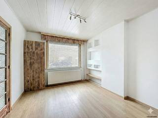Deze charmante rijwoning (88m²) met 2 slaapkamers en een gezellige stadstuin is te huur in de Ollevierslaan te Veurne. Gelegen in het hart van...