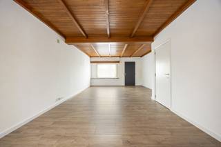 <span>Gezinswoning met 2 slaapkamers op zeer rustige locatie te Vosselaar.</span><br /><span>EPC: 110 kWh/m² | Beschikbaar: 1 augustus 2026| Garage + ruime tuin</span><br /><br /><strong>bezoek aanvragen via volgende link: </strong>https://dilegno.mijnhuurprofiel.be/property/b006e932-bbec-4a5b-bf22-9a26386cd6de<br /><br /><strong>Omschrijving</strong><span>:</span><br /><span>Gezinswoning gelegen nabij het Grotenhoutbos in Vosselaar, op fietsafstand van het centrum en vlakbij de E34.</span><br /><br /><span>We betreden deze woning de ruime woonkamer (± 34m²).</span><br /><span>Aansluitend aan de woonkamer bevindt zich de keuken, met hierachter de wasplaats en de badkamer (voorzien van een douche, wastafel en toilet). </span><br /><br /><span>Op de eerste verdieping zijn er 2 ruime slaapkamers, beiden voorzien van airco.<br /><br /></span>Achter de woning bevindt zich een ruime tuin en een garage.<br /><br /><strong>Algemeen</strong><span>:</span><br /><span>- Beschikbaar: 1 augustus 2026</span><br /><span>- EPC: 110 kWh/m²</span><br /><span>- Garage<br /></span>- Ruime tuin<br /><span>- Zéér rustige ligging</span>