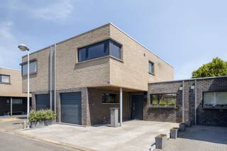 Op een grondoppervlakte van 199m² vinden we deze verzorgde woning met 3 slaapkamers te koop. De woning is rustig gelegen in de Ackethof te...