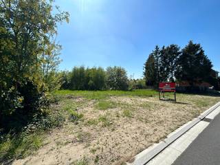 Deze projectgrond van 37 are en 74 ca, ideaal voor de ontwikkeling van enkele woningen, is uitstekend gelegen in de Smissenhoekstraat te...