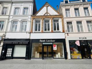 Handelspand van ca. 150 m² te huur in het bruisende centrum van Kortrijk. Het pand is gelegen tussen de Grote Markt en de Lange Steenstraat. <br /><br />Specificaties: <br />- Extra bergruimte<br />- Sanitairvoorziening<br />- Airco<br />- Moderne inrichting<br /><br />Op zoek naar bedrijfsvastgoed bestaande uit een handelspand te huur in het centrum van Kortrijk? Aarzel dan niet om ons te contacteren op het nummer 056 21 11 11.