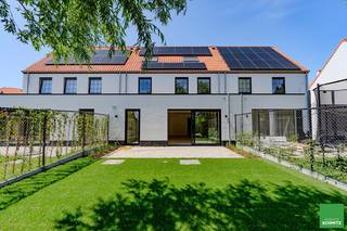 Magnifieke nieuwbouwwoning gelegen in de verkaveling “Sluiskapelle” met 4 slaapkamers, garage en zuidoost gerichte tuin.Terrein van 207...