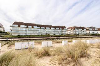 Uniek aanbod op de Wandeldijk in Het Zoute - Uitzonderlijk ruim appartement te koop in de prestigieuze residentie Duinhuis. Het appartement...