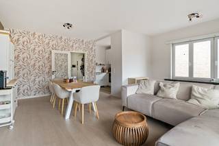 DE PRIJS IS INCLUSIEF DE GARAGEBOX - Dit ruime hoekappartement is gelegen in een rustige en aangename woonwijk, vlakbij het centrum van Hoevenen. Winkels, scholen en openbaar vervoer bevinden zich op wandelafstand. Het appartement werd gerenoveerd en is hierdoor meteen instapklaar. U komt binnen via de inkomhal, die toegang geeft tot zowel het woon- als slaapgedeelte. De ruime woonkamer met laminaatvloer geniet dankzij de grote raampartijen van veel natuurlijk licht. Aansluitend bevindt zich de comfortabel ingerichte, open keuken. Verder zijn er twee volwaardige slaapkamers waarvan één met toegang tot het balkon, een badkamer met douche en wastafel, een apart gastentoilet en een praktische berging met aansluitingen voor wasmachine en droogkast. Achteraan het appartementsgebouw beschikt het appartement bovendien over een privatieve garagebox met handmatige poort. Deze is inbegrepen in de vraagprijs. Er is geen lift aanwezig in het gebouw. Gem. kosten: €180/maand (voorschot water, verwarming, blokpolis, poetsen gang).
