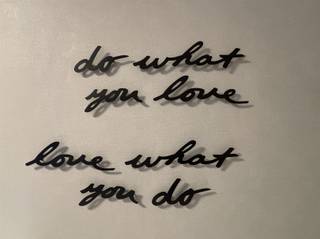 <p><span>In een rustige en groene woonwijk in Edegem vinden we dit ruim appartement met 2 slaapkamers en inpandige autostaanplaats. <br />Het appartement ligt op wandelafstand van het Sint-Goriksplein en is gelegen in directe nabijheid van winkels openbaar vervoer, scholen en de Romeinse Put!</span></p><p><span> </span></p><p><span>Indeling:</span></p><p><span>We betreden het appartement in de centrale inkomhal, hier is voldoende ruimte voor vestiaire en er is ook een apart gastentoilet met handenwasser aanwezig.</span></p><p><span>Aan de voorzijde van het gebouw vinden we de lichte leefruimte met aansluitende een ingerichte, open keuken voorzien alle comfort.</span></p><p><span>De ruime slaapkamers vinden we aan de achterzijde van het gebouw. De kleinste slaapkamer geeft toegang naar het terras. </span></p><p><span> </span></p><p><span>Centraal in het appartement bevindt zich de moderene badkamer met douche en een badkamermeubel.</span></p><p><span>Tot slot beschikt het appartement over een inpandige autostaanplaats, die men verplicht dient te huren aan € 55,-/maand</span></p><p><span> </span></p><p><span>Praktische info:</span></p><ul><li><span>Beschikbaar vanaf 01/12/2025</span></li><li><span>Gemeenschappelijke kosten: € 65,-/maand</span></li><li><span>Huurwaarborg: 3 maanden</span></li><li><span>Plaatsbeschrijving € 225,-</span></li><li><span>187 kWh/m²</span></li></ul><p><span> </span></p><p><span>Boek nu zelf ONLINE uw afspraak in. Surf naar het betreffende eigendom op onze website <span>www.habicom.be</span></span><span> en klik op de roze knop </span><span>'PLAN EEN BEZOEK'</span><span>. </span></p><p><span>Voor meer info surf naar <span>www.habicom.be</span></span><span>.</span></p><p><span> </span></p><p><span> </span></p>