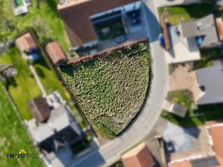 <p>Deze bouwgrond is gelegen in een rustige, landelijke omgeving te Lieferinge (Ninove) en beschikt over een <strong>positief stedenbouwkundig attest voor het bouwen van een open ééngezinswoning</strong> <span></span>.</p>
<p>Het perceel bevindt zich in <strong>woongebied met landelijk karakter</strong>, wat garant staat voor een aangename woonomgeving met een mooie mix van open ruimte en bebouwing.</p>
<p>De bouwmogelijkheden laten de realisatie toe van een open bebouwing die harmonieus aansluit bij de bestaande omgeving. Zowel een hellend dak (met een maximale kroonlijsthoogte van 6,2 m) als een plat dak (met een maximale bouwhoogte van 6,5 m) zijn toegestaan.<br /><br /></p>
Praktisch dient rekening gehouden te worden met het voorzien van parkeerplaats(en) op eigen terrein en een toegang tot het perceel langs één zijde (± 4,5 m breed). Daarnaast moet de aansluiting op de riolering gebeuren volgens het gescheiden stelsel en dient de hemelwaterafvoer te voldoen aan de geldende regelgeving.<br />
<p></p>
<p>Kortom, een <strong>uitstekende opportuniteit voor wie op zoek is naar een bouwgrond met potentieel</strong>, gelegen in een groene en rustige omgeving, met toch een vlotte bereikbaarheid naar Ninove en omliggende steden. Voor meer informatie kunt u contact opnemen via nadia@immotijl.be of 0486 79 73 19.</p>