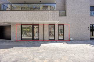 [[ DIT PAND NEEMT DEEL AAN DE ERA OPEN HUIZEN DAG OP 13/6 VAN 9:30 TOT 10:30 ]]<br /><br />Prachtig ruim (112m²) gelijkvloers appartement met 2 slaapkamers en groot terras.<br />Gelegen in hartje Lommel.