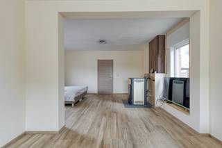 gt;Deze woning nabij het centrum van Oeselgem heeft heel wat troeven. De woning werd sinds 2017 volledig gerenoveerd.<br /><br />De indeling is als volgt:<br /><br />Inkomhal met toilet. Vervolgens komen we in de leefruimte, hier is de trap naar de kelder voorzien. Via de leefruimte gaan we door naar de keuken met eetplaats. Op de eerste verdieping hebben we 2 slaapkamers en een badkamer. Daarnaast hebben we nog een bureauruimte waar een trap aanwezig is naar de afgewerkte zolderverdieping. Hier is een slaapkamer en nog een ruimte die ook kan gebruikt worden als hobbyruimte of bureau.<br />Achteraan de woning komen we op de koer. Hier hebben we toegang tot de berging, de ruime garage en een volledig voorziene praktijkruimte. Achteraan hebben we ook toegang tot de gezellige tuin.<br /><br />Troeven:
<ul><li>Grote garage</li><li>Recent gerenoveerd</li><li>10 zonnepanelen (5 jaar oud)</li><li>Praktijkruimte apart</li></ul>
<strong>Deze eigendom wordt te koop aangeboden met een scherpe vanafprijs. Ieder hoger bod zal aan de eigenaar voorgelegd worden. </strong><br />Heeft u interesse in deze woning? Contacteer dan Karel van ERA Bossuyt +32 490 44 30 02