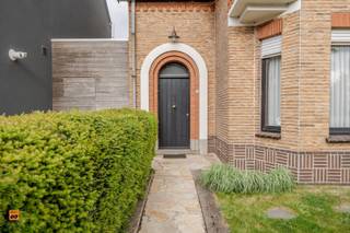 Op wandelafstand van winkels, scholen en openbaar vervoer, treffen we deze charmante woning.Indeling:In deze woning is er een ruime en lichtrijke...