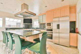 Halfopen woning met drie slaapkamers in Westkerke. Deze woning heeft drie slaapkamers, twee badkamers, twee leefruimtes, twee keukens, berging,...