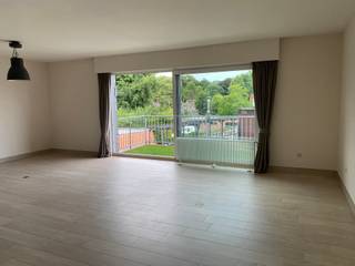 SCHILDE - Recent opgeschilderd en energiezuinig appartement met terras, lift en garageboxINDELING:De royale woonruimte met een open keuken, uitgerust...