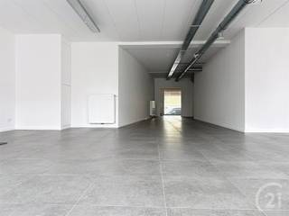 <div>Op zoek naar de ideale locatie voor uw zaak?</div><div></div><div>Dit prachtige handelspand in het hart van het centrum van Westerlo biedt alles wat u nodig heeft!</div><div></div><div>Met een oppervlakte van 122 m² is deze veelzijdige handelsruimte perfect geschikt voor tal van doeleinden, zoals een kledingwinkel, kantoor, schoonheidssalon, vrij beroep en meer.</div><div></div><div>Troeven van dit pand:</div><div><span> </span>•<span> </span>Uitstekende zichtbaarheid: Dankzij de gunstige ligging geniet uw zaak van maximale exposure.</div><div><span> </span>•<span> </span>Comfortabele voorzieningen: Centrale verwarming, een ingerichte keuken en zelfs een douche voor extra gemak.</div><div></div><div>Onmiddellijk beschikbaar !!</div><div></div><div>EPC: A</div><div></div><div>Bent u benieuwd naar deze commerciële ruimte? Contacteer ons voor een bezoek via 016/90 10 21 of info@future-home.be.</div>