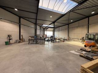 Gloednieuwe KMO-unit met een totale oppervlakte van 367 m² te huur. Fantastisch gelegen op amper 2 km van de R4 met een vlotte verbinding naar...