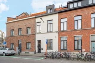 Gerenoveerd studentenhuis met 5 kamers op topligging in LeuvenOp een uitstekende locatie aan het Quinten Metsysplein te Leuven bevindt zich dit...