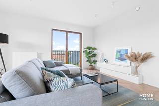 Ontdek dit schitterend ingerichte appartement van 95 m² op de 4e verdieping, gelegen op een hoek van het gebouw. Geniet van de zonnestralen, zowel in de middag als bij zonsondergang, op het ruime, op het zuiden gelegen terras van 17 m². Ondanks de centrale ligging midden in de stad, zorgt de omringende binnentuinen voor een rustige en serene woonervaring.<br /><br />Hoogtepunten:<br /><br />*Perfecte Ligging: Midden in het centrum, maar omgeven door rustgevende binnentuinen.<br /><br />*Ruim Terras: 17 m² groot, ideaal voor zonnige middagen en avonden.<br /><br />*Uitstekende Voorzieningen: Ondergrondse parkeergarage met plaats voor 130 auto's en een handige fietsenstalling met lift.<br /><br />*Modern Comfort: Voorzien van uitstekende isolatie, zonnepanelen en regenwaterrecuperatie voor een duurzaam en comfortabel leven.<br /><br />*Ruimte en Groen: Diverse open ruimtes met verhardingen, waterpartijen en groene tuinen zorgen voor een aangename leefomgeving.<br />Architectonisch Meesterwerk:<br /><br />*Ontwerp: Drie torens die boven drie bouwlagen uitsteken, ontworpen door de gerenommeerde architectenbureaus Robbrecht en Daem en URA Architects.<br />Stijl: Sober modern met elementen zoals bakstenen, houten ramen en balustrades, die perfect harmoniëren met de omgeving en rust uitstralen.<br />Een Oase van Rust in de Stad:<br /><br />*Groene Uitzichten: Geniet van prachtige uitzichten op groene tuinen en de omgeving.<br />Stadsleven met Voordelen: Combineer het bruisende stadsleven met de rust en sereniteit van een exclusieve woonomgeving.<br /><br />*6 % btw mogelijk<br /><br />Conclusie:<br />Gloria biedt een unieke kans om te genieten van luxe, comfort en rust, midden in de stad. Dit appartement is een oase van kalmte, waar je kunt profiteren van alle voordelen van stedelijk wonen zonder in te boeten aan rust en privacy. Mis deze kans niet om jouw droomwoning te ontdekken in het hart van de stad!
