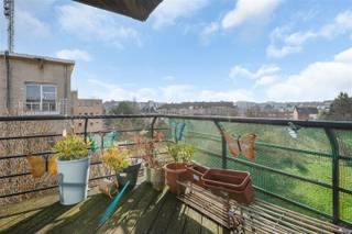Century 21 ATG biedt dit appartement aan op de 4e en bovenste verdieping met lift in Sint-Agatha-Berchem. Het bestaat uit een inkomhal, een ruime woonkamer met ingerichte open keuken (34m2) met terras (9m2), nachthal, 2 slaapkamers (14 en 12m2), badkamer en berging. De woning is momenteel verhuurd. PEB E+, elektrische installatie conform, CV aardgas met nieuwe ketel (2025). Ideaal gelegen vlakbij openbaar vervoer en supermarkten. Een bezichtiging waard