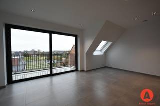 Prachtig recent en energiezuinig appartement te huur in het centrum van Opstal. Het 1 slaapkamerappartement is gelegen op de 2e verdieping die...