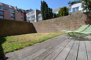 Dit stijlvol tuinappartement bevindt zich in een kleine, standingvolle residentie op een rustige locatie nabij de Zoutelaan.<br />Indeling:<br />Inkomhal met vestiaire en gastentoilet.<br />Volledig ingerichte open keuken met eethoek, grenzend aan een praktische berging/wasplaats.<br />Gezellig salon. Vanuit de leefruimte kan men genieten van een open zicht.<br />De eerste volwaardige slaapkamer beschikt over ingemaakte kasten.<br />Aparte badkamer met ligbad/douche, dubbele wastafel en toilet.<br />Tweede volwaardige slaapkamer, eveneens met ingemaakte kasten, en een aansluitende douchekamer.<br />Beide slaapkamers bieden toegang tot het zonnige terras en de privatieve tuin.<br /><br />Privatieve kelder en gemeenschappelijke fietsenberging aanwezig in de residentie.