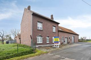 <p>Droomvierkantshoeve met boomgaard, weilanden en absolute privacyimmo DAVID stelt deze instapklare vierkantshoeve voor in het landelijke Bekkerzeel, gelegen op een perceel van 1 hectare, omringd door privéweilanden en een boomgaard.</p>
<p>Unit 1 (Straatkant links – Hoofdwoning)<br />Inkomhal met gastentoilet, ruime en lichtrijke leefruimte met open haard. Eetplaats met volledig ingerichte keuken die aansluit op een charmante tuinkamer. Verder is er een aparte speelkamer of bureau/praktijkruimte. Op de verdieping: 4 slaapkamers (14–20 m²), dressing (15 m²), ruime badkamer en inrichtbare zolder (60 m²) bereikbaar via vaste trap.</p>
<p>Unit 2 (Straatkant rechts – Garage)<br />Ruime garage van 60 m² met automatische poort.</p>
<p>Unit 3 (Straatkant naast rechts – Polyvalent)<br />Polyvalente ruimte van ca. 100 m², met mogelijkheid tot integratie in het woongedeelte of inrichting als kangoeroewoning, bed &amp; breakfast, praktijk of atelier.</p>
<p>Unit 4 (Rechter zijkant – Buitenpaviljoen)<br />Overdekt buitenpaviljoen van ca. 50 m², ideaal voor gezellige buitenmomenten en evenementen.</p>
<p>Unit 5 (Linker zijkant – Functioneel)<br />Wasberging met douche, technische ruimte en extra berging.</p>
<p>Buiten geniet u van een aangelegde tuin met siervijver en terrassen.</p>
<p>Extra: zonnepanelen, EPC D en deels elektrische rolluiken.</p>
<p>Rustig gelegen met vlotte verbinding naar Brussel, Ring en E40.</p>