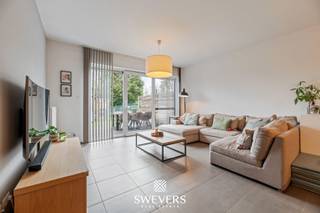 Voor meer info en foto’s, surf naar www.swevers.be – In een rustige buurt in Heppen (Leopoldsburg) ontdek je deze instapklare, moderne gezinswoning met 166 m² bewoonbare oppervlakte, gebouwd in 2020. De woning is volledig afgewerkt en voldoet aan alle hedendaagse normen. De leefruimte met open keuken sluit mooi aan op het zonovergoten terras en tuin. Een inpandige garage en berging zorgen voor extra comfort. Op de eerste verdieping vind je een ruime slaapkamer met een moderne badkamer, toilet en extra berging. De tweede verdieping telt twee volwaardige slaapkamers, ideaal voor kinderen of thuiswerk. De zolder biedt bijkomende opbergruimte. Het perceel van 2a30ca is zuidoost georiënteerd, perfect voor een zonnig ontbijt of spelende kinderen. Scholen, winkels en openbaar vervoer bevinden zich op wandelafstand, met een vlotte verbinding naar de autosnelweg. Voor meer informatie, bel 011 255 155. Bron bewoonbare oppervlakte: EPC – verslag.