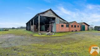 LOKEREN - Te renoveren woning met bijgebouwen op +- 6700m²Bent u op zoek naar een eigendom met karakter, ruimte en potentieel? Dan is deze te...