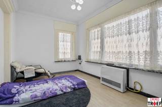 <p>Deze woning is rustig gelegen met een vlotte verbinding naar het centrum van Oudegem en vlakbij Appels, Dendermonde, Schoonaarde, Mespelare, Gijzegem en Aalst. In de nabije omgeving zijn voorzieningen zoals winkels, scholen, openbaar vervoer, fiets-en wandelpaden. De woning is momenteel verhuurd voor 650 €/maand wat dit ook interessant maakt als investering. Huidige indeling: een inkomhal, een aparte zit-en eetruimte, een geïnstalleerde keuken, een kelder en een apart toilet. Op de verdieping bevinden zich een nachthal, twee slaapkamers en een badkamer met wastafel, douche + een tweede toilet. TROEVEN: géén renovatieplicht, rustig maar zeer centraal gelegen, woning met een maandelijkse huuropbrengst van 650 €/maand, kortom een unieke kans! Vragen, meer info of een bezoek? Contacteer Charlotte van IMMO TROEF: 052 52 52 00 – info@immotroef.be</p>