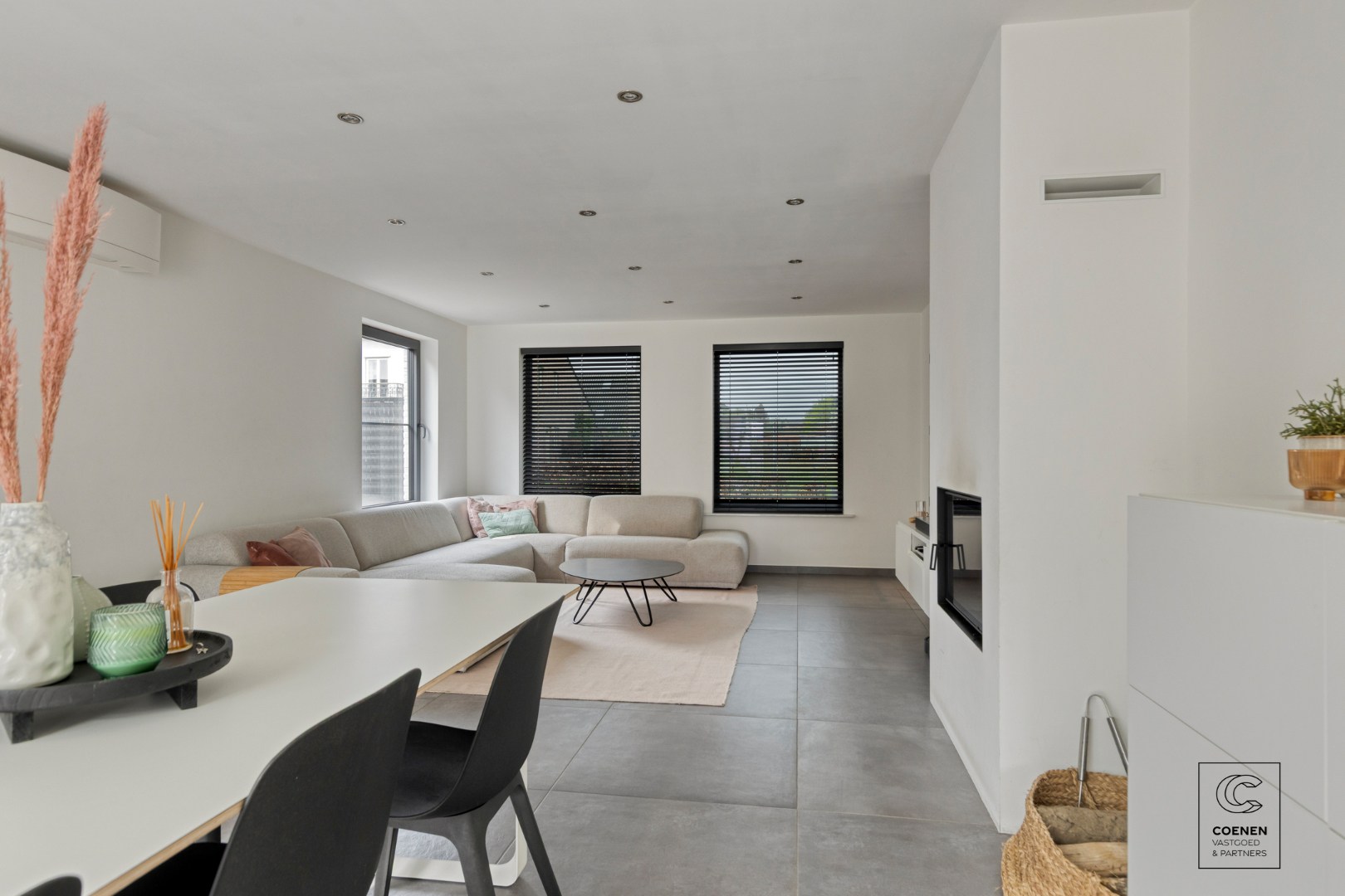 Instapklare woning met 5 slpks, schitterende tuin met zwembad dit op een gunstige ligging te Oelegem! - foto 4