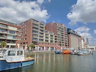 <p>Ondergrondse parkeerplaats in gebouw Hungaria! Het gebouw Hungaria is gelegen aan de Leuvense Vaartkom, net binnen de ring. De parkeerplaats is vlot bereikbaar en bevindt zich op verdieping -1 van het garagecomplex. De huurprijs bedraagt €90 euro/maand. Voor vragen of bezichtiging kan u een mail sturen naar verhuuroost@living-stone.be .</p>