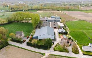 HAASDONK - Grootschalige site met veelzijdige infrastructuur en energiepotentieel nabij E17 Op een strategisch gelegen perceel van ca. 43.785m²...