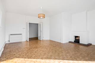 <p>Welkom in de Mozartstraat! Op de bovenste verdieping vinden we dit ruime 2-slaapkamerappartement van maar liefst 97 m². Dankzij de ligging geniet je hier van een bijzonder aangename lichtinval en een open, luchtig gevoel. De basis zit goed, het EPC-label C is mooi meegenomen en met wat opfrissing geef je het geheel helemaal jouw eigen verhaal.</p>
<p>De lichtrijke woonkamer vormt het hart van het appartement en biedt voldoende plaats voor een gezellige zithoek en eetruimte. De aparte keuken sluit aan op een gezellig terras, ideaal voor een ochtendkoffie of een aperitiefje. Verder zijn er twee volwaardige slaapkamers en een praktische indeling met heel wat mogelijkheden.<br /><br />Ook aan opbergruimte geen gebrek. Bij het appartement hoort een kelderberging én een extra grote opslagruimte (14 vierkante meter!!!). Ideaal voor fietsen, koffers, sportmateriaal of gewoon alles waarvoor je in huis liever geen plaats maakt</p>
<p>Het appartement vraagt hier en daar om een frisse toets, maar net daarin schuilt het potentieel. Geen standaard nieuwbouwdoos, wel een woning met karakter die wacht op iemand die er opnieuw schwung in brengt.</p>
<p>En dan de locatie? Die is moeilijk te kloppen. De Mozartstraat combineert het beste van twee werelden: je woont midden in de stad, maar geniet tegelijk van een aangename, levendige buurt. Winkels, horeca en openbaar vervoer bevinden zich vlakbij. En voor een groene pauze hoef je amper de straat uit: het Harmoniepark ligt letterlijk om de hoek. Een koffie bij Nives, een versgebakken zuurdesembrood onder de arm en even neerstrijken in het park? Dat kan zomaar jouw nieuwe weekendritueel worden.<br /><br />Wie graag zorgeloos parkeert, kan bovendien de autostaanplaats in de Harmoniestraat optioneel mee aankopen voor €35.000.<br /><br />Troeven:<br /><br />- EPC label C en AREI is conform<br />- Fantastische locatie<br />- Veel lichtinval<br />- Extra grote opslag<br />- Autostaanplaats<br /><br /></p>
<p>Een appartement met potentieel, licht en lucht, op een locatie die moeilijk beter kan. Klinkt dat als muziek in jouw oren? Dan weet je wat te doen.<br /><br /></p>
<p>Wg, Gvg, Gvv, GvKr, Gmo, Gvv, niet overstromingsgevoelig gebied, Geen Worg</p>