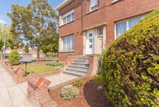 <p>Ruime en lichtrijke hoekwoning met 3 slaapkamers, 2 badkamers, een ondergrondse garage en een ruime voortuin.<br />Dankzij de hoekligging geniet de woning van veel natuurlijk licht. De woning werd doorheen de jaren netjes onderhouden, maar biedt ruimte voor modernisering en aanpassing aan de hedendaagse woonwensen. De solide betonnen constructie vormt hiervoor een goede basis. De woning beschikt over drie volwaardige slaapkamers van ca. 13 m², 17 m² en 13 m² en twee badkamers.</p><p>Een praktische troef is de kelderruimte in het verlengde van de ondergrondse garage, ideaal als extra berg- en opslagruimte.<br />Buiten beschikt de woning over een voortuin van ca. 70 m², die met een haag meer privacy kan krijgen en zo als extra tuin kan worden benut. Achteraan bevindt zich een stadstuin van ca. 15 m².<br />De woning is centraal gelegen in de wijk Valaar, met supermarkten, scholen en openbaar vervoer in de nabije omgeving.</p><p><strong><u>Troeven</u></strong><br />- 3 ruime slaapkamers van ca. 13, 17 en 13 m²<br />- 2 badkamers<br />- Ondergrondse garage<br />- Praktische droge kelder aansluitend op de garage<br />- Hoekwoning met veel natuurlijk licht<br />- Netjes onderhouden, met ruimte voor modernisering<br />- Voortuin van ca. 70 m²<br />- Stadstuin van ca. 15 m²<br />- Solide betonnen constructie<br />- Centrale ligging in Valaar</p><p>Een degelijke en lichtrijke gezinswoning met veel potentieel, 3 slaapkamers, 2 badkamers, garage en praktische kelder, centraal gelegen in Valaar.</p><p>Interesse? Neem contact op voor meer informatie of een bezichtiging: <strong>info@markasa.be</strong> of <strong>03/827.72.92</strong></p>