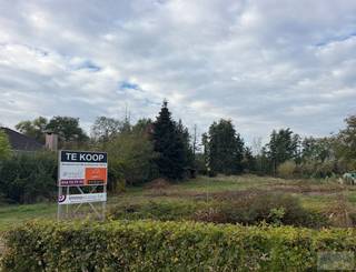Bouwgrond voor OB op een toplocatie!<br /><br />De totale oppervlakte bedraagt 1.881m², met een breedte aan de straat van 20m. <br />Het perceel is westelijk georiënteerd.<br /><br />Plan en stedenbouwkundige voorschriften te verkrijgen op aanvraag.<br /><br />Meer info: www.debaco.be of bel ons op 014/73.77.77 voor bijkomende info!