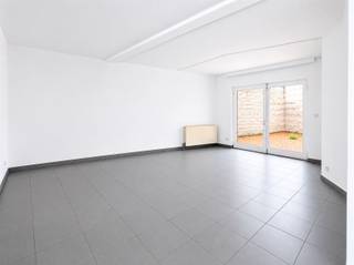 Propriété commerciale à Sint-Gillis-WaasAu coin de la Herenstraat et de la Kronenhoekstraat se trouve cet immeuble commercial rénové et agréable.L'immeuble commercial se compose d'un espace commercial, d'une toilette séparée avec évier, d'une salle à manger et d'une cuisine. La cuisine est équipée d'une hotte, d'un four et d'un congélateur. Il y a également une petite cour partagée avec les voisins.Cette propriété commerciale est idéale pour l'exploitation d'un magasin ou d'un espace de bureau dans la belle commune de Sint-Gillis-Waas.Pas de magasin de nuit, de salon de coiffure ou de restauration