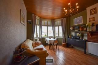 Dit unieke pand is gelegen in het hart van Wenduine, op wandelafstand van het strand, de zeedijk, winkels en horeca. De eigendom bestaat uit een appartement op de tweede verdieping én een volledig afzonderlijke studio op de kelderverdieping. Dankzij de aparte ingangen en indelingen biedt dit geheel een mooie flexibiliteit voor privégebruik, verhuur of een combinatie van beide.<br /><br />Het appartement op de tweede verdieping beschikt over een aangename leefruimte met mooie natuurlijke lichtinval, wat zorgt voor een open en luchtig gevoel. De leefruimte sluit aan op een functionele keuken en badkamer, geïntegreerd in één praktische ruimte. De ligging nabij het centrum en de kust maakt dit een ideale uitvalsbasis.<br /><br />De volledig aparte studio op de kelderverdieping omvat twee slaapkamers, elk uitgerust met een eigen douchevoorziening. Via de studio is er bovendien toegang tot een aangename koer achteraan, perfect als buitenruimte of extra stockage.<br /><br /><u><strong>Extra troeven:</strong></u><br /><br />• Volledig afzonderlijke studio met 2 slaapkamers<br />• Koer achteraan<br />• Ruim appartement met veel natuurlijk licht<br />• Aparte ingangen, ideaal voor verhuur of dubbele bewoning<br />• Op wandelafstand van strand, zeedijk en centrum<br />• Geschikt als hoofdverblijf, tweede verblijf of investering<br /><br /><br />Kortom, deze eigendom biedt tal van mogelijkheden voor wie op zoek is naar ruimte, flexibiliteit en een strategische ligging in het levendige Wenduine. Contacteer ons via 050/69.02.03 of info@flebo.be voor meer informatie of een bezoek ter plaatse.