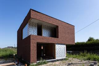 Rustig gelegen nieuwbouwwoning nabij tal verbindingswegen en afgewerkt met zonnepanelen. <br /><br />Deze woning is in afwerkingsfase en omvat een hal, bezoekerstoilet, ruime garage, leefruimte met aansluitend terras en tuin, ingerichte keuken met alle comfort en kwalitatief afgewerkt. <br />Bovenverdieping omvat drie ruime slaapkamers, toilet en ingerichte badkamer met zowel bad als douche. <br />Afgewerkt met screens, warmtepomp, vloerverwarming en aangelegde tuin en voortuin. <br /><br />Mogelijkheid tot aankoop aan een verlaagd BTW-tarief van 6% voor wie in aanmerking komt. Eigen keuze qua afwerking! <br />De vermelde foto's geven een overzicht van huidige staat en mogelijke afwerking terug. <br /><br />Wenst u een vrijblijvend bezoek? Bel Stefanie op 055/59 50 10 of mail naar stefanie@vastgoedbrowaeys.be<br /> 