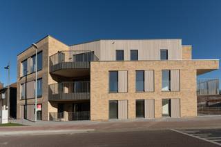 Dit gelijkvloers appartement bevindt zich op de hoek van de Pullaarsteenweg met de Sint-Katharinastraat in Ruisbroek en kan <strong>op korte termijn woonklaar</strong> worden afgewerkt.<br /><br />Ideaal als investeringspand of voor wie graag snel wil verhuizen. <br /><br />Appartement 0.1 biedt jou alle comfort: een mooie inkomhal, open ingedeelde leefruimte met grote raampartij, mooi terras, afgewerkte eilandkeuken en badkamer, 1 slaapkamer, apart toilet en berging met wasplaats.<br /><br />Dit energiezuinige appartement is voorzien van een geothermische warmtepomp, vloerverwarming, slimme ventilatie, zonnepanelen en komt in aanmerking voor het <strong>6% btw-tarief.</strong><br /><br />Ondergronds zijn parkeerplaatsen voorzien, net als extra bergingen en een fietsenstalling.<br /><br />Jij kiest zelf jouw keuken, badkamer &amp; vloeren in de toonzalen van onze partners. Onze klantenbegeleider staat klaar om alles voor je te regelen. 