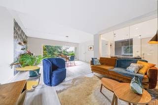 Info : bruxelles.ouest@weinvest.be of 02 315 77 22  |   Jette – Mooi appartement met 2 slaapkamers, zuidgericht terras en uitzicht op het groen<br /><br />Dit aangename appartement met twee slaapkamers bevindt zich op de 4de verdieping van een goed onderhouden gebouw met lift en geniet van een uitstekende ligging op de grens tussen Jette en Wemmel. U woont hier in een groene, residentiële omgeving, vlak bij de Jetse Tuinen, de Ring, de belangrijkste invalswegen, de Brusselse tunnels en het openbaar vervoer. Ook Franstalige en Nederlandstalige scholen en ziekenhuizen zoals het UZ Brussel en het Brugmannziekenhuis zijn vlot bereikbaar.<br /><br />Het appartement verkeert in goede algemene staat en bestaat uit een inkomhal met veiligheidsdeur en vestiaire, een ingerichte keuken en een lichtrijke woonkamer met een aangename bureauruimte. De woonkamer geeft uit op een mooi zuidgericht terras met een vrij uitzicht op het groen, de ideale plek om volop van de zonnige dagen te genieten.<br /><br />De nachthal geeft toegang tot een apart toilet, een bergruimte, twee slaapkamers en een badkamer. Eén van de slaapkamers beschikt bovendien over een eigen terras.<br /><br />Het appartement beschikt over een privatieve kelder, houten raamprofielen en een gemeenschappelijke verwarmingsketel op gas.<br /><br />Het appartement is momenteel verhuurd en bewoond door een huurder en vormt daardoor ook een interessante investeringsopportuniteit, met een bestaande huurder.<br /><br />Een garage is beschikbaar tegen een meerprijs van 25.000€.<br /><br />Een lichtrijk en comfortabel appartement op een mooie locatie, vlak bij alle voorzieningen, in een groene omgeving met uitstekende verbindingen.<br /><br />EPC : E – CO₂-uitstoot: 49 kg/(m².jaar) – Energieverbruik: 246 kWhEP/(m².jaar).<br /><br />Ontdek al onze exclusieve panden op onze website :  WWW.WEINVEST.BE